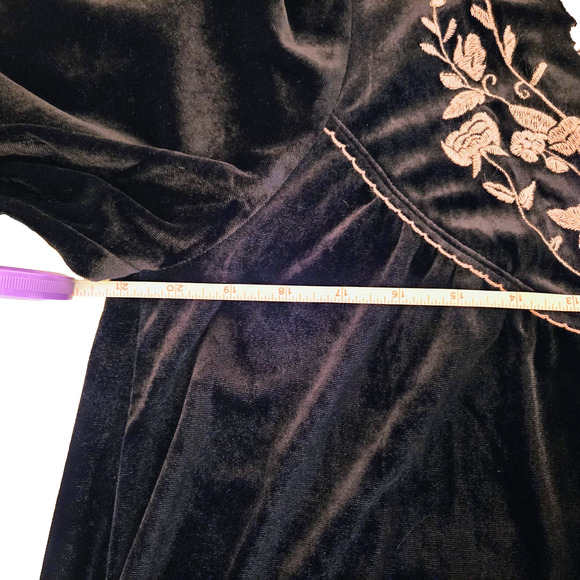 Umgee USA Embroidered Floral Velvet Top Blouse Black M runs large Boho - Picture 10 of 12